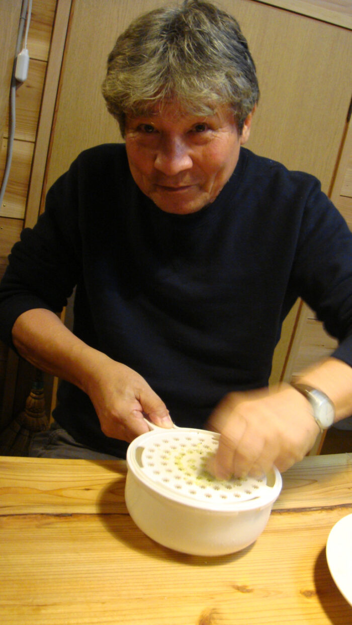 alt="小川山荘での三村さん。レモン汁を作成中。2010年9月25日、西浦さん還暦祝いにて。
