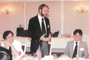 alt="1989年8月の谷口シンポジウム．右が三村さん，中央は Jim Keener, 左は岡本久さん" 